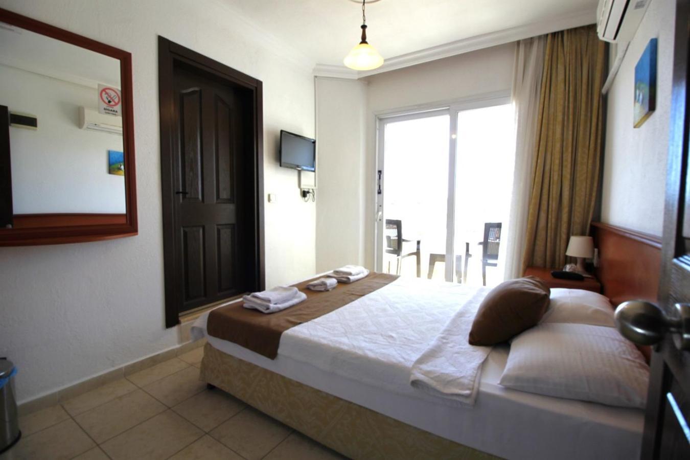 Bonapart Hotel Çeşme Buitenkant foto